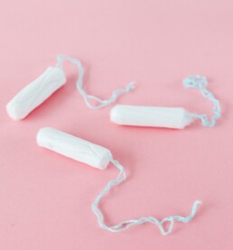 Kun je tampons gebruiken terwijl je een spiraaltje hebt?